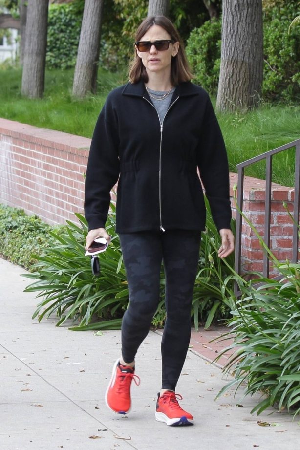 Jennifer Garner - In leggings out in Brentwood