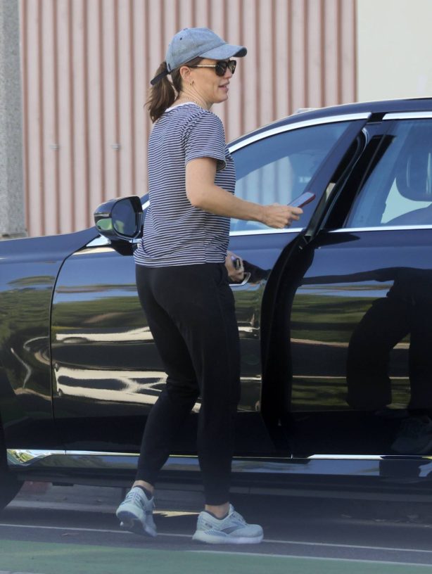 Jennifer Garner - In leggings out in Santa Monica