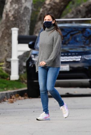 Jennifer Garner - In skinny jeans seen in her Brentwood neighborhood