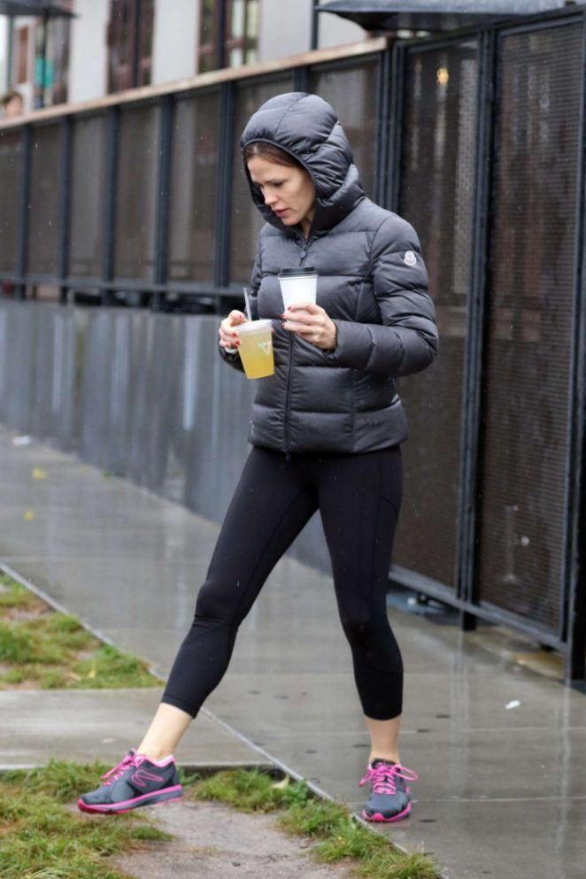 Jennifer Garner in Spandex Leaves a Gym in Los Angeles