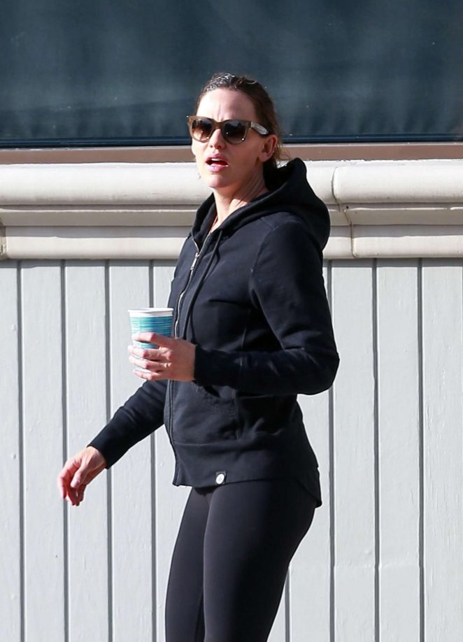 Jennifer Garner in Spandex Leaving the gym in Los Angeles