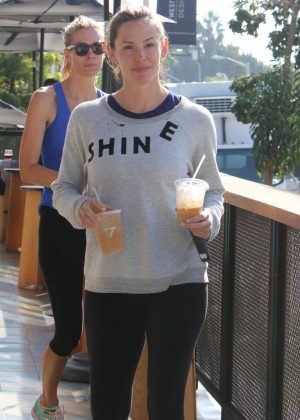 Jennifer Garner in Tight Leggings out in Los Angeles