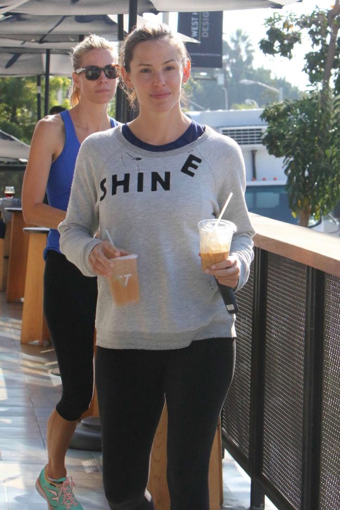 Jennifer Garner in Tight Leggings out in Los Angeles