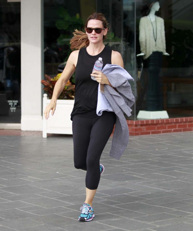 Jennifer Garner in Tights Leaving the gym in Brentwood