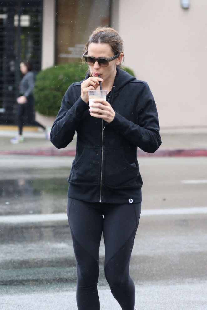 Jennifer Garner in Tights Leaving the gym in LA