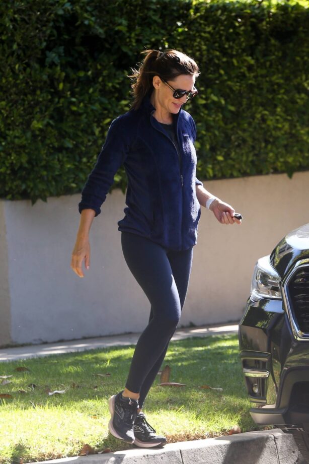 Jennifer Garner - Leave a friend's house in Santa Monica