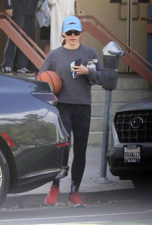 Jennifer Garner - Leaves Santa Monica gym with basketball in hand