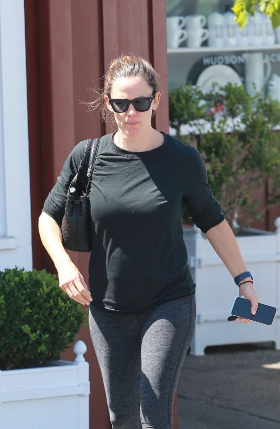 Jennifer Garner - Leaving Malibu Country Mart in Brentwood