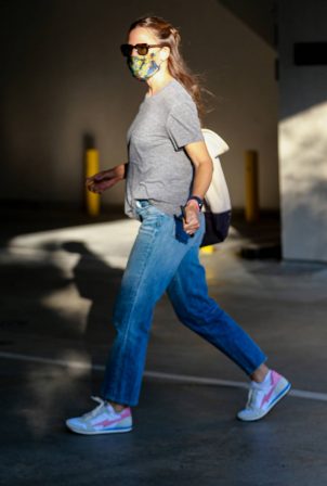Jennifer Garner - Looks casual as she visits a spa in Brentwood