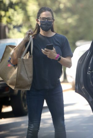 Jennifer Garner - Looks casual while run errands in Brentwood