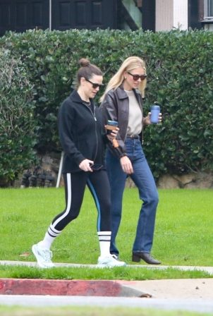 Jennifer Garner - Making a quick stop to get coffee to go in Brentwood