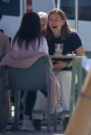 Jennifer Garner - Meets a friend for coffee in Santa Monica