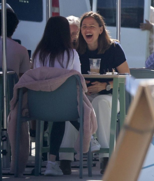 Jennifer Garner - Meets a friend for coffee in Santa Monica