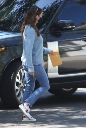 Jennifer Garner - Moving to her new home in Brentwood
