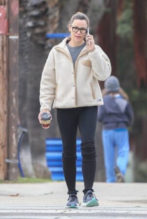 Jennifer Garner - On a phone call in Brentwood