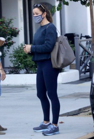 Jennifer Garner - Out for a morning cup of coffee in Los Angeles
