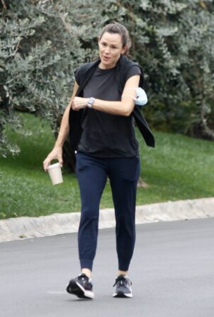 Jennifer Garner - Out for a morning walk in Brentwood