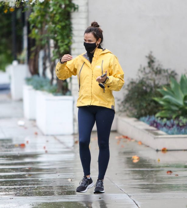 Jennifer Garner - Out in the rain in Los Angeles