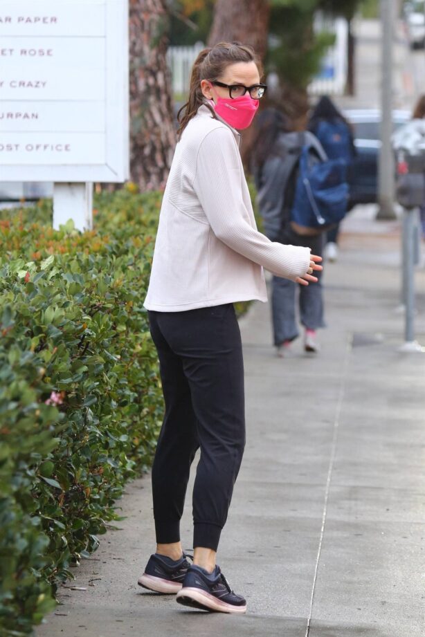 Jennifer Garner - Out on a rainy day in Brentwood