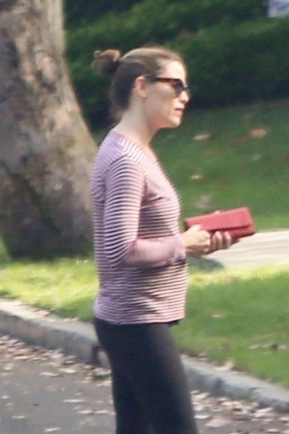 Jennifer Garner - Out on a walk in the Brentwood