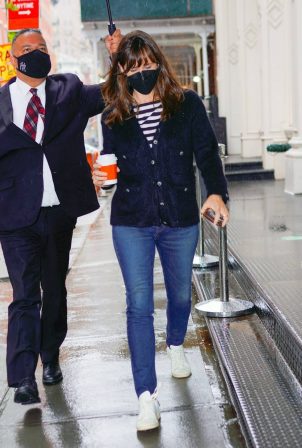 Jennifer Garner - Out on rainy day for shopping at Sarabeth's in New York