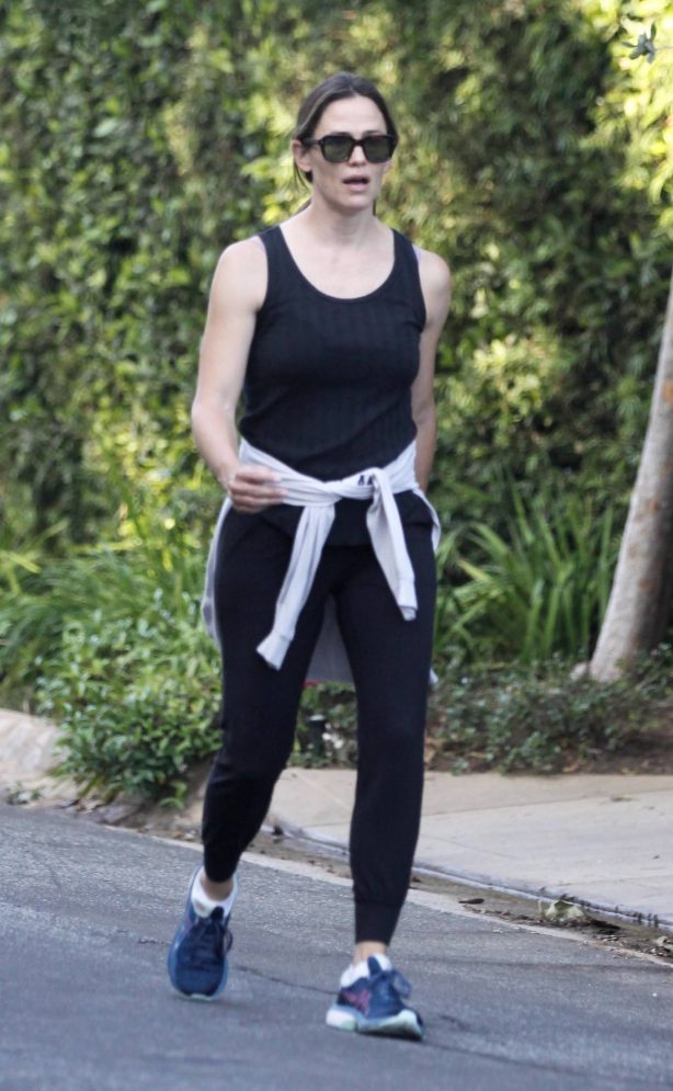 Jennifer Garner - Out walking in Brentwood
