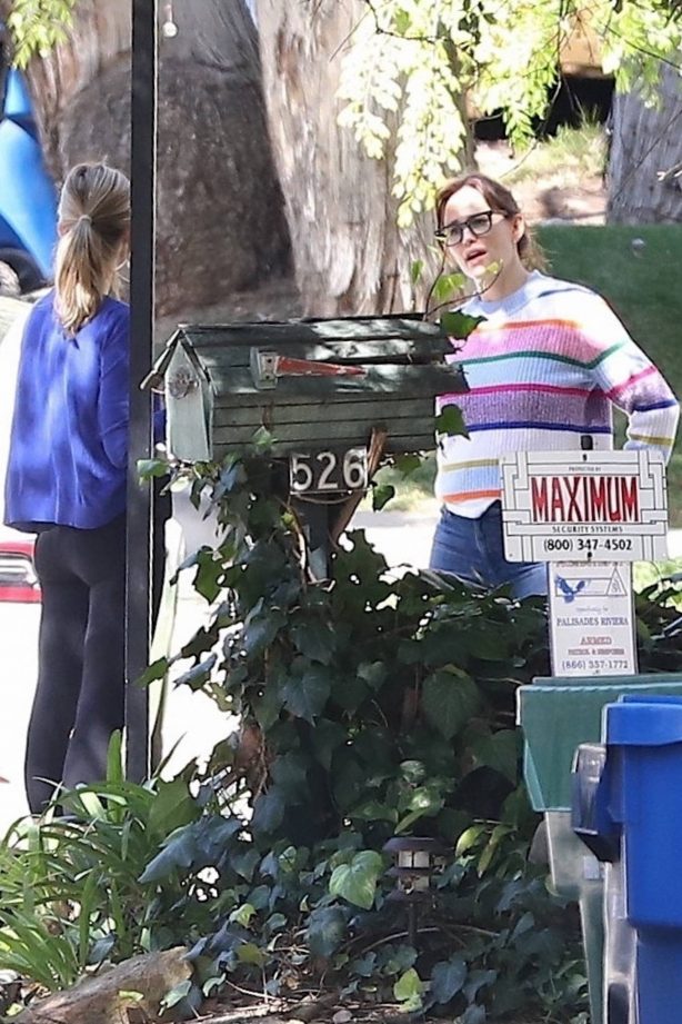 Jennifer Garner - outside her home in Los Angeles