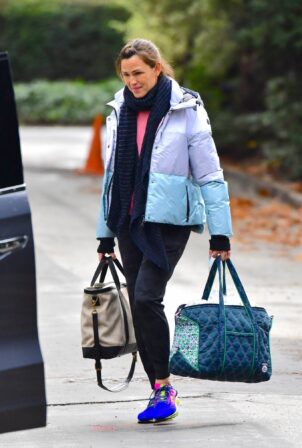 Jennifer Garner - Pack bags for a Christmas Day getaway in Brentwood