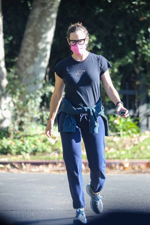 Jennifer Garner - Pictured while checking in on the progression of her new home in Brentwood