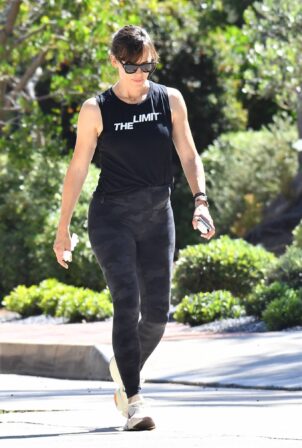 Jennifer Garner - Power walk on a hot day in LA