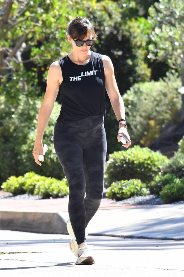 Jennifer Garner - Power walk on a hot day in LA