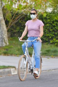 Jennifer Garner - Riding bike in Santa Monica