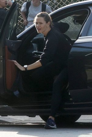Jennifer Garner - Running errands in Brentwood