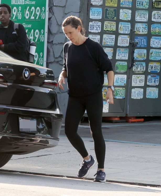 Jennifer Garner - Running errands in Brentwood