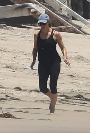 Jennifer Garner - Running on the beach in Malibu