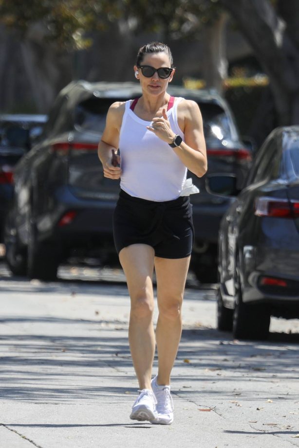 Jennifer Garner - Seen around her neighborhood in Santa Monica