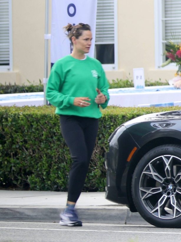 Jennifer Garner - Seen at her son's school in Los Angeles