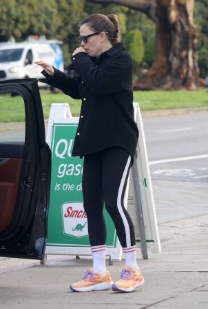 Jennifer Garner - Seen at Los Angeles bus stop