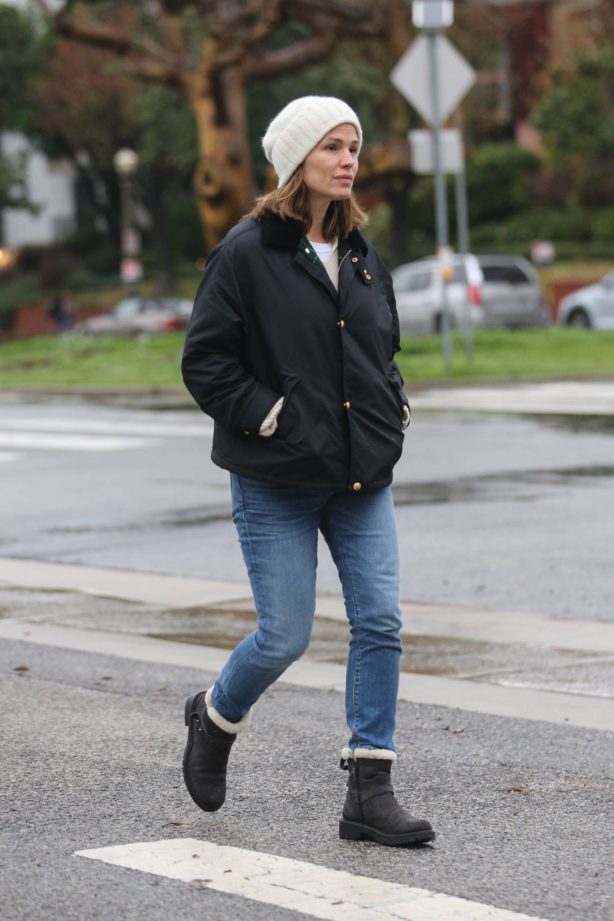 Jennifer Garner - Seen on a rainy day in Brentwood
