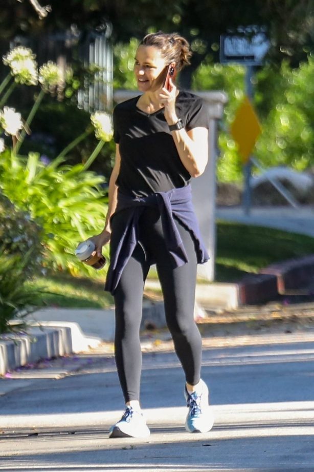 Jennifer Garner - Seen on a stroll in Brentwood