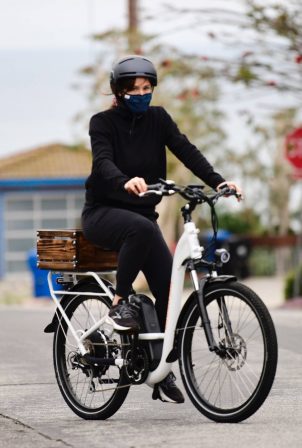 Jennifer Garner - Seen on her new electric bicycle in Brentwood