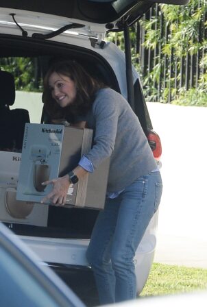 Jennifer Garner - Seen on set filming in Los Angeles