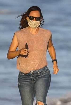 Jennifer Garner - Seen on the beach in Malibu