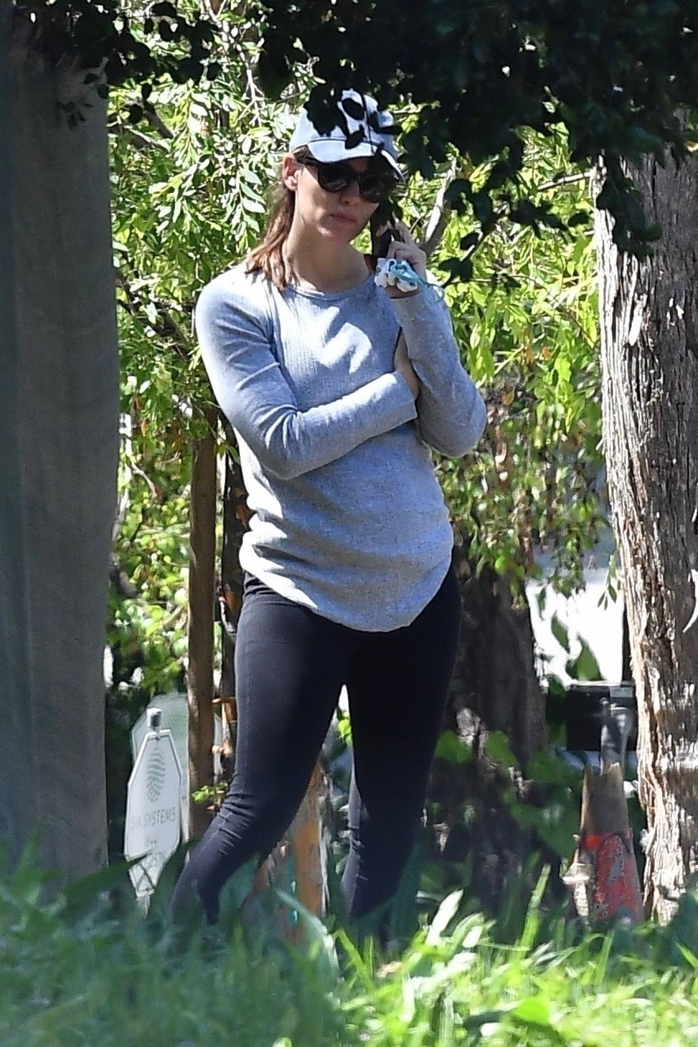 Jennifer Garner â€“ Seen outside her house in Brentwood