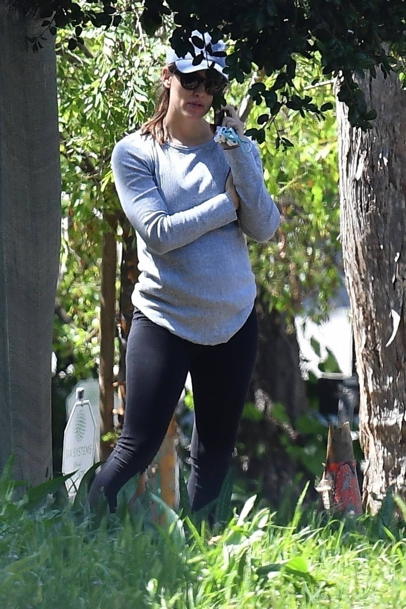 Jennifer Garner â€“ Seen outside her house in Brentwood