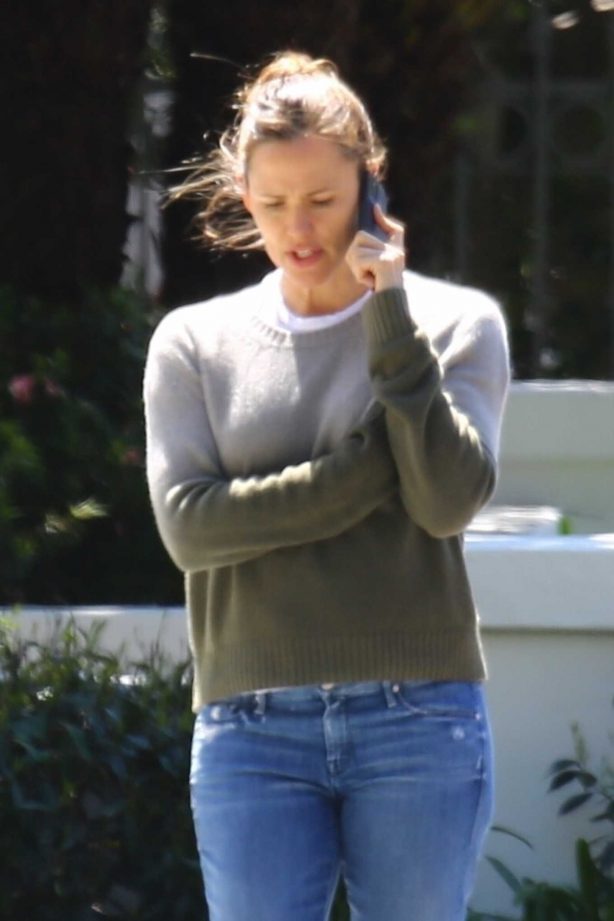 Jennifer Garner - Seen texting outside her house in Pacific Palisades