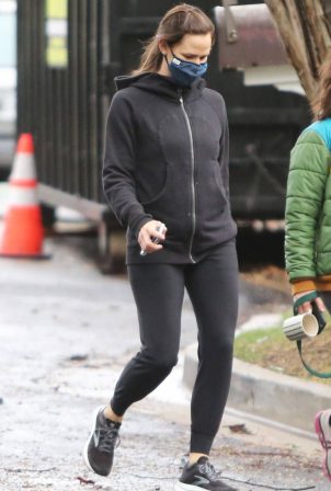 Jennifer Garner - Seen walking in the rain in Brentwood