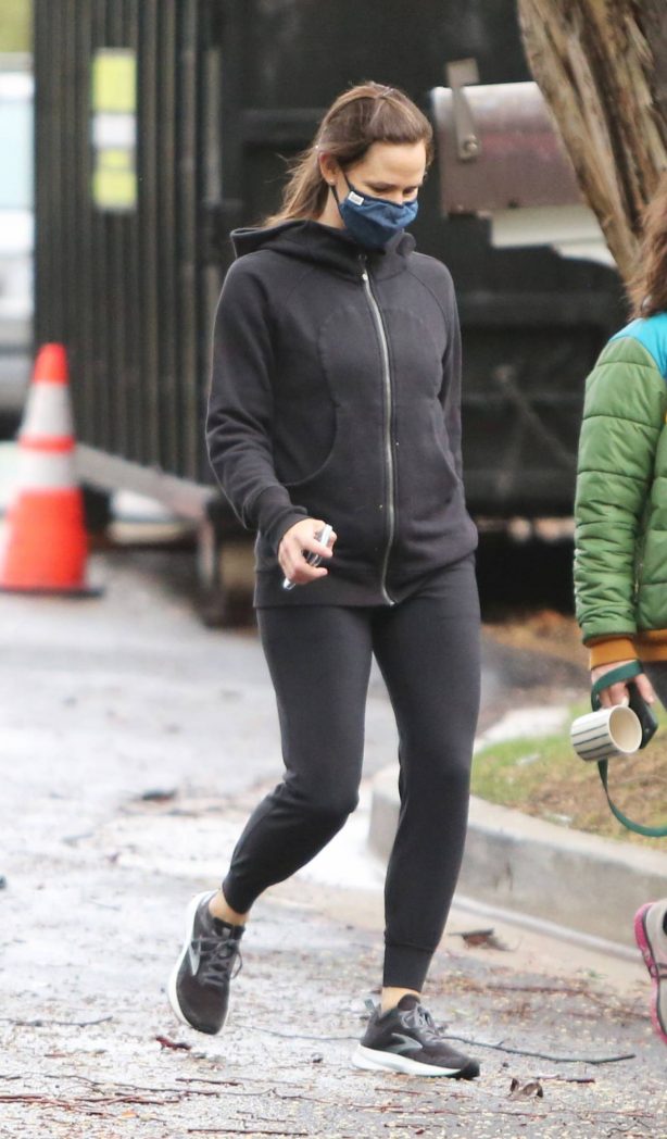 Jennifer Garner - Seen walking in the rain in Brentwood