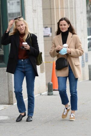 Jennifer Garner - Seen while out with a girlfriend in New York City