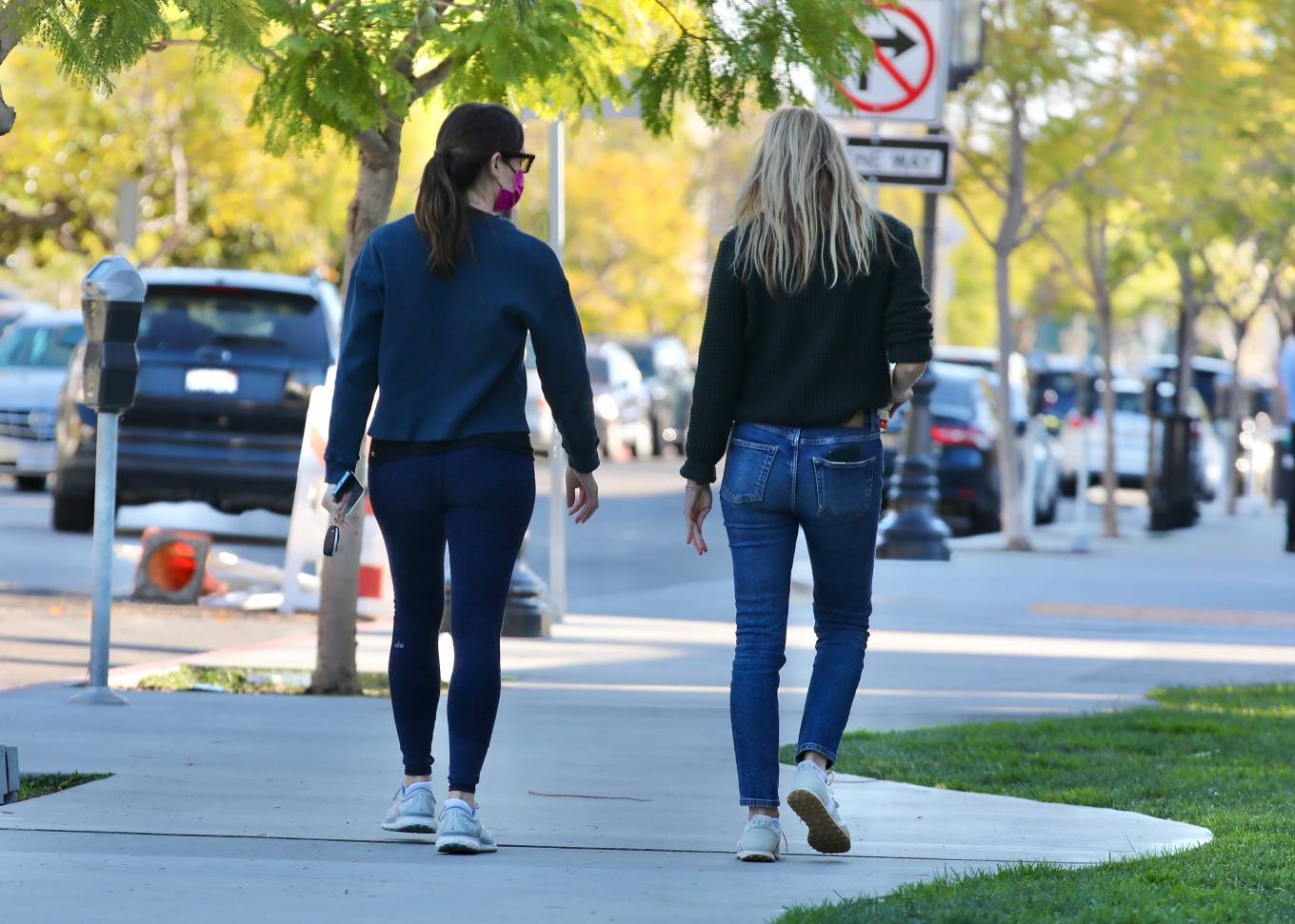 Jennifer Garner – Seen with a friend in Brentwood